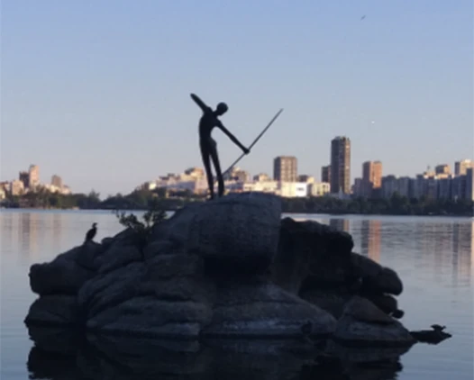A statue of Lagoa RJ